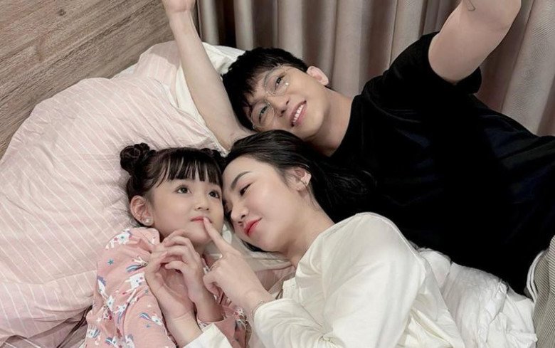 Quỳnh Kool và con gái lên đời phong cách, xưa mặc bình dân, giờ giàu có lên đồ lộng lẫy - Hình 9