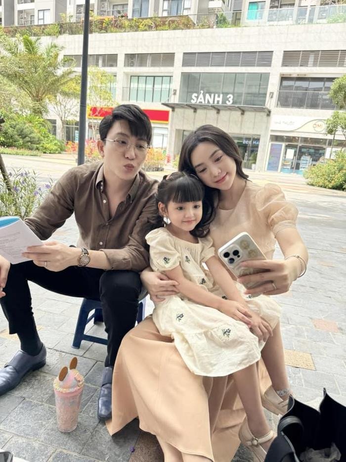 Quỳnh Kool và con gái lên đời phong cách, xưa mặc bình dân, giờ giàu có lên đồ lộng lẫy - Hình 8