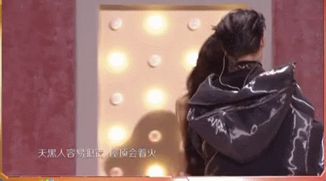 Vương Hạc Đệ - Tống Thiến đốt cháy sân khấu chào năm mới khiến Tương Liễu bật ngửa, netizen nháo nhào: Có hôn nhau thật không? - Hình 2