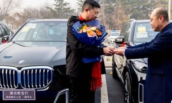 Công ty chi 27 tỷ thưởng Tết, mua 16 chiếc siêu xe tặng nhân viên, CĐM há hốc - Hình 2
