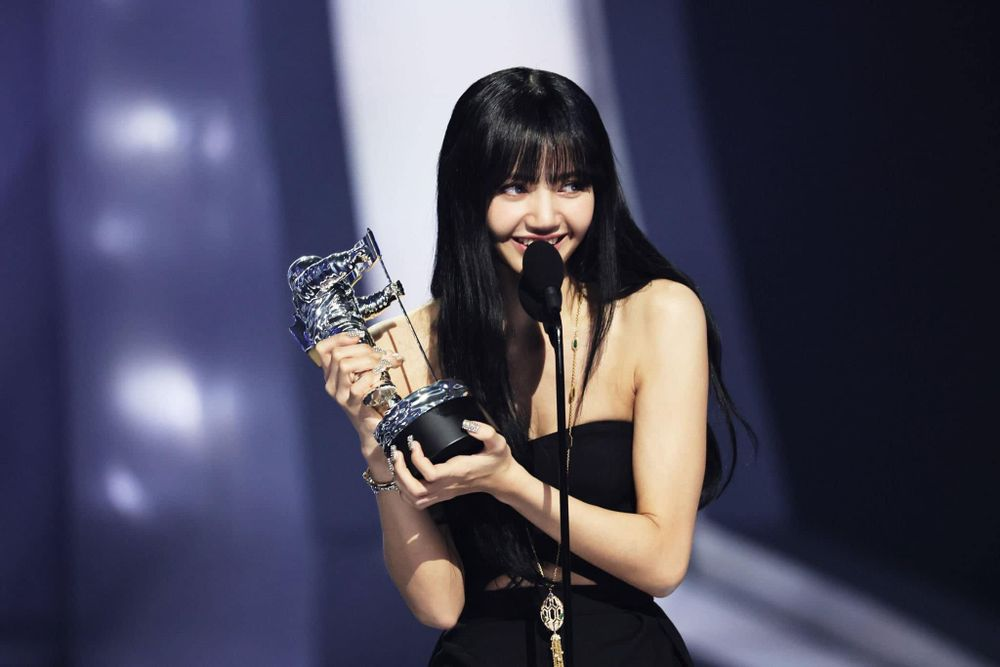 Lisa vượt cả cựu ứng viên Thủ tướng, trở thành người ảnh hướng nhất Thái Lan? - Hình 6