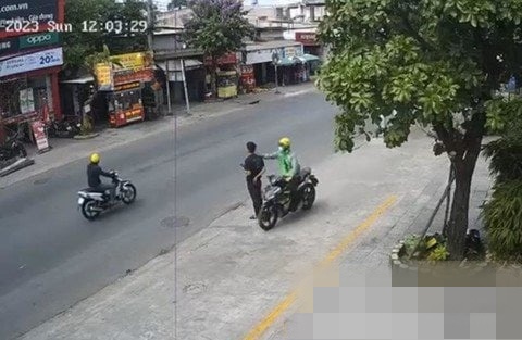 Người đàn ông giật dây chuyền xâu 16 chiếc nhẫn vàng của cô dâu khai gì? - Hình 3