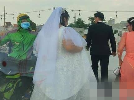 Người đàn ông giật dây chuyền xâu 16 chiếc nhẫn vàng của cô dâu khai gì? - Hình 1