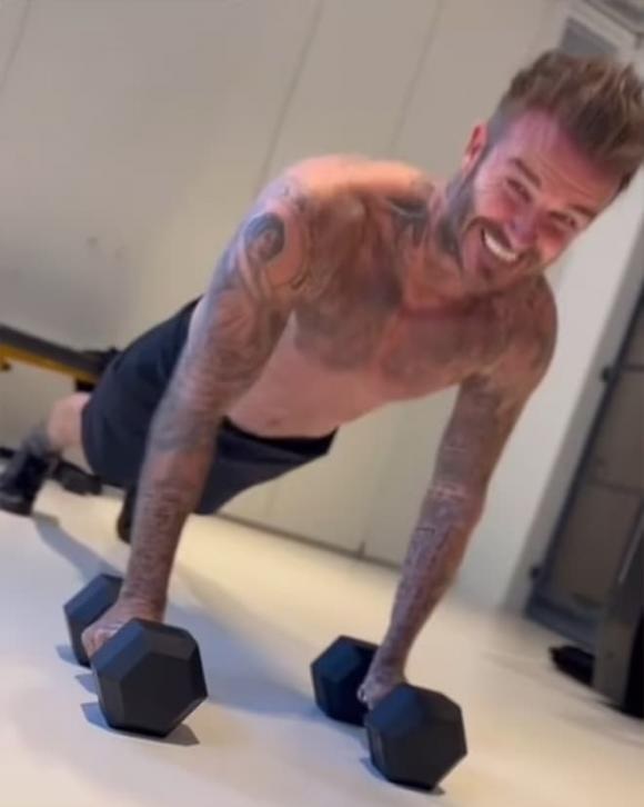 David Beckham hơn thua với con trai cả Brooklyn, độ body làm CĐM xuýt xoa - Hình 2