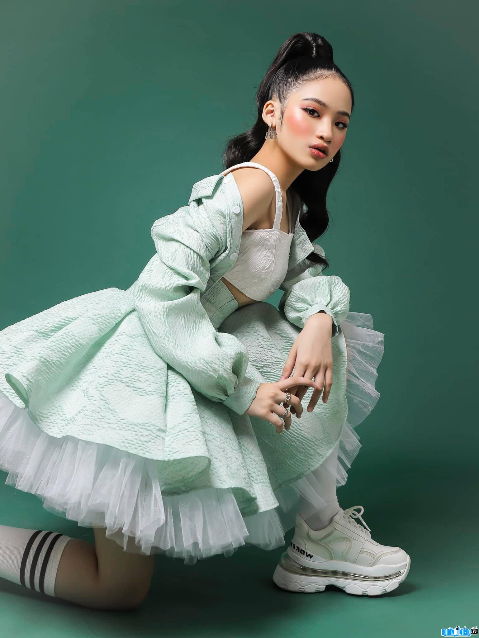 Almira Bảo Hà: Mẫu nhí 10x oanh tạc Vbiz, nàng thơ mới nổi của loạt NTK tên tuổi - Hình 2