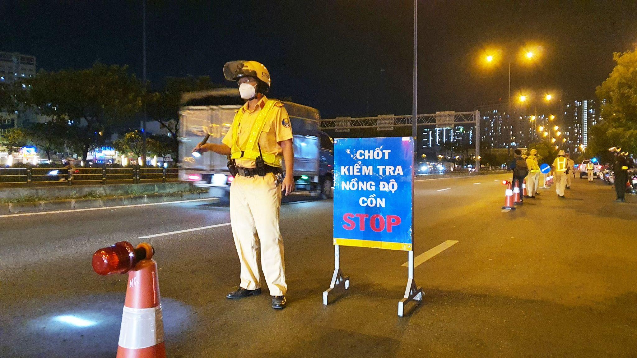 Cảnh sát phá kính ô tô bán tải, khống chế nam tài xế say xỉn, cố thủ trên xe - Hình 5