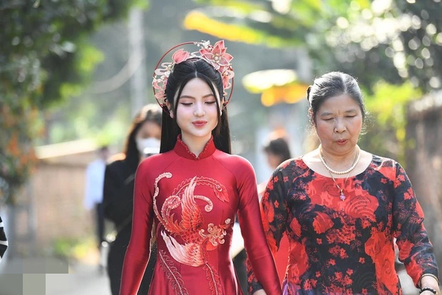 Chu Thanh Huyền biểu cảm gây chú ý khi Quang Hải làm điều này giữa đám hỏi - Hình 2