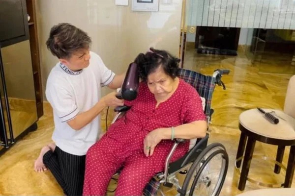 Đàm Vĩnh Hưng xin phép lạ trong sinh nhật mẹ, tiết lộ bệnh tình đấng sinh thành - Hình 5