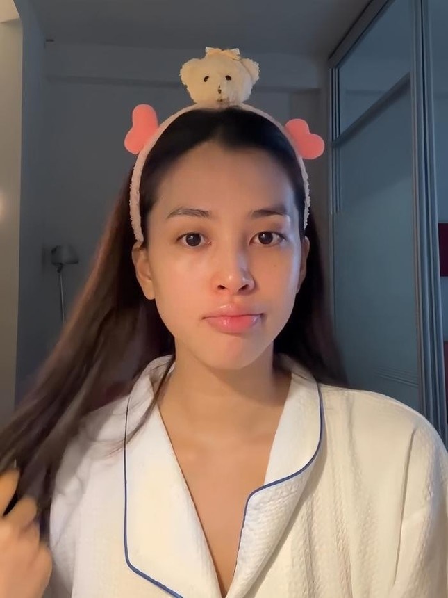 Tiểu Vy được ví nhan sắc ngàn năm có một, lúc khoe mặt mộc lại lộ 1 nhược điểm - Hình 3