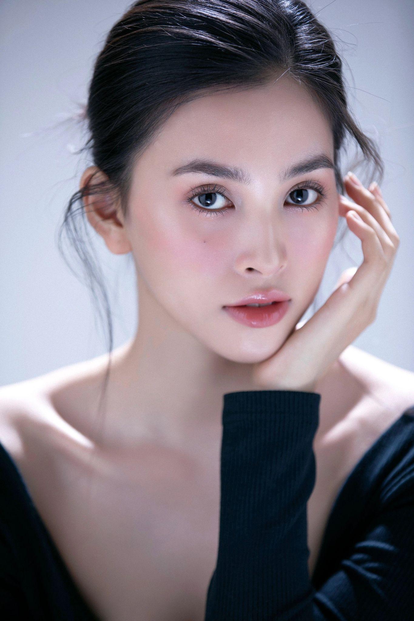 Tiểu Vy được ví nhan sắc ngàn năm có một, lúc khoe mặt mộc lại lộ 1 nhược điểm - Hình 1