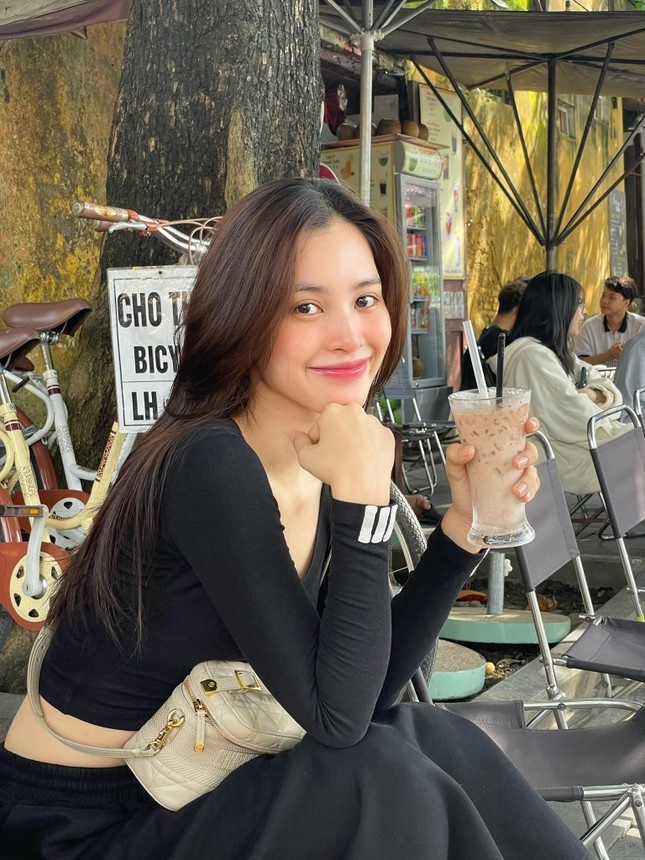 Tiểu Vy được ví nhan sắc ngàn năm có một, lúc khoe mặt mộc lại lộ 1 nhược điểm - Hình 2