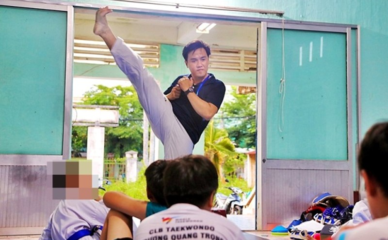 HLV Taekwondo bị bắt vì giở trò với nhiều võ sinh nam: Tỏ vẻ chuẩn mực trên MXH - Hình 1