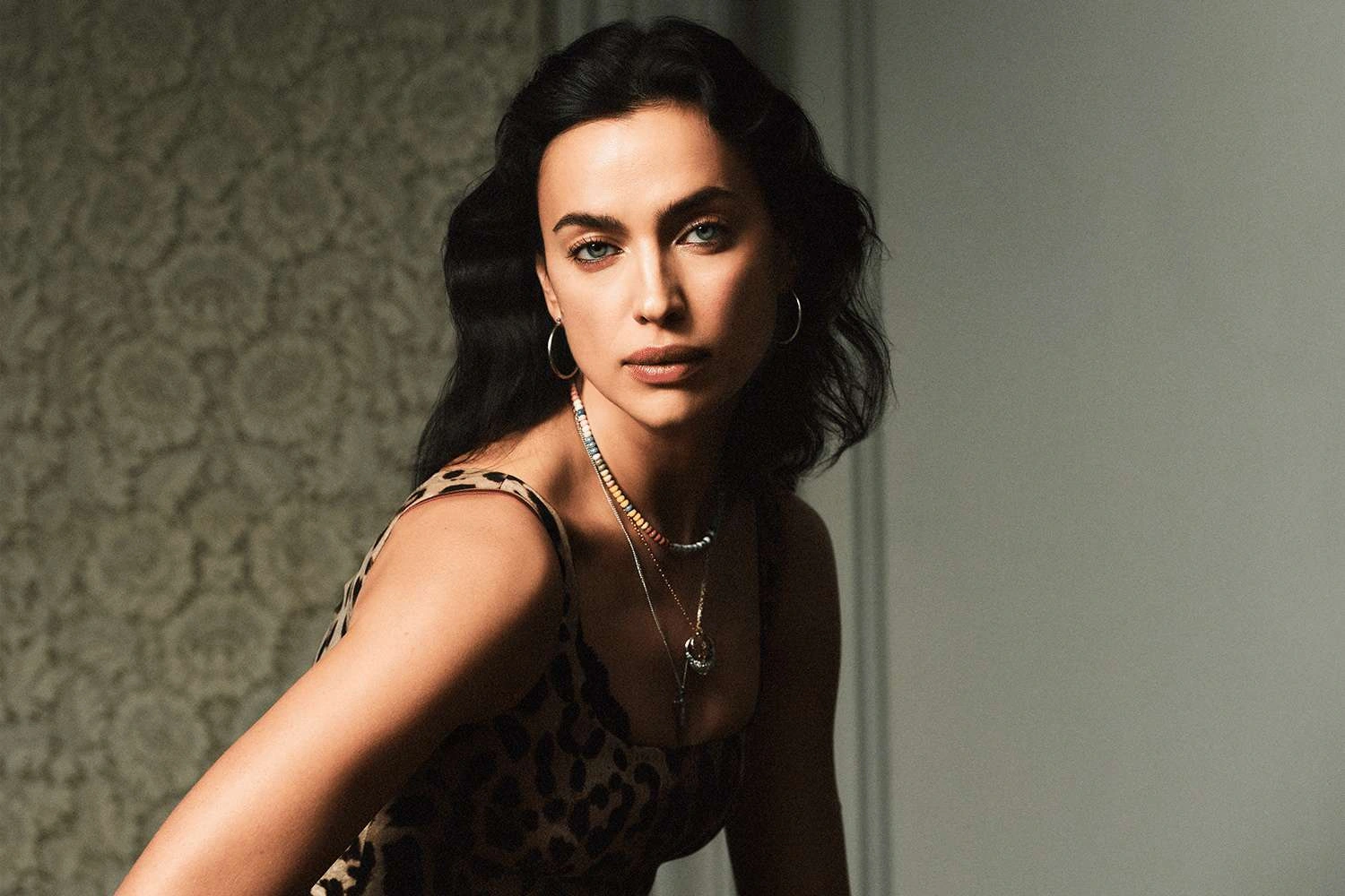 Irina Shayk bị tố bắt cá 2 tay, yêu chồng cũ Gisele Bundchen vẫn qua lại tay đua - Hình 6