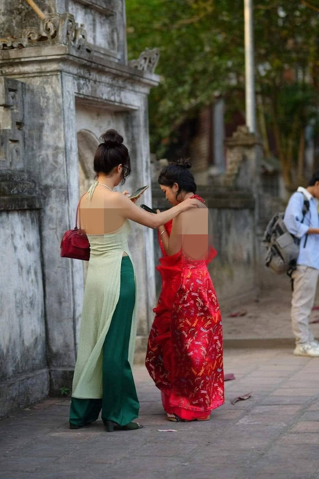 Giới trẻ sống ảo bất chấp, trèo tường, leo cây có đủ lại còn ăn mặc thiếu vải - Hình 2