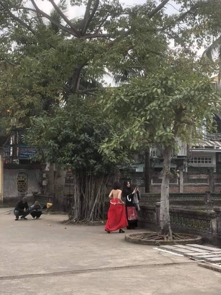 Giới trẻ sống ảo bất chấp, trèo tường, leo cây có đủ lại còn ăn mặc thiếu vải - Hình 3