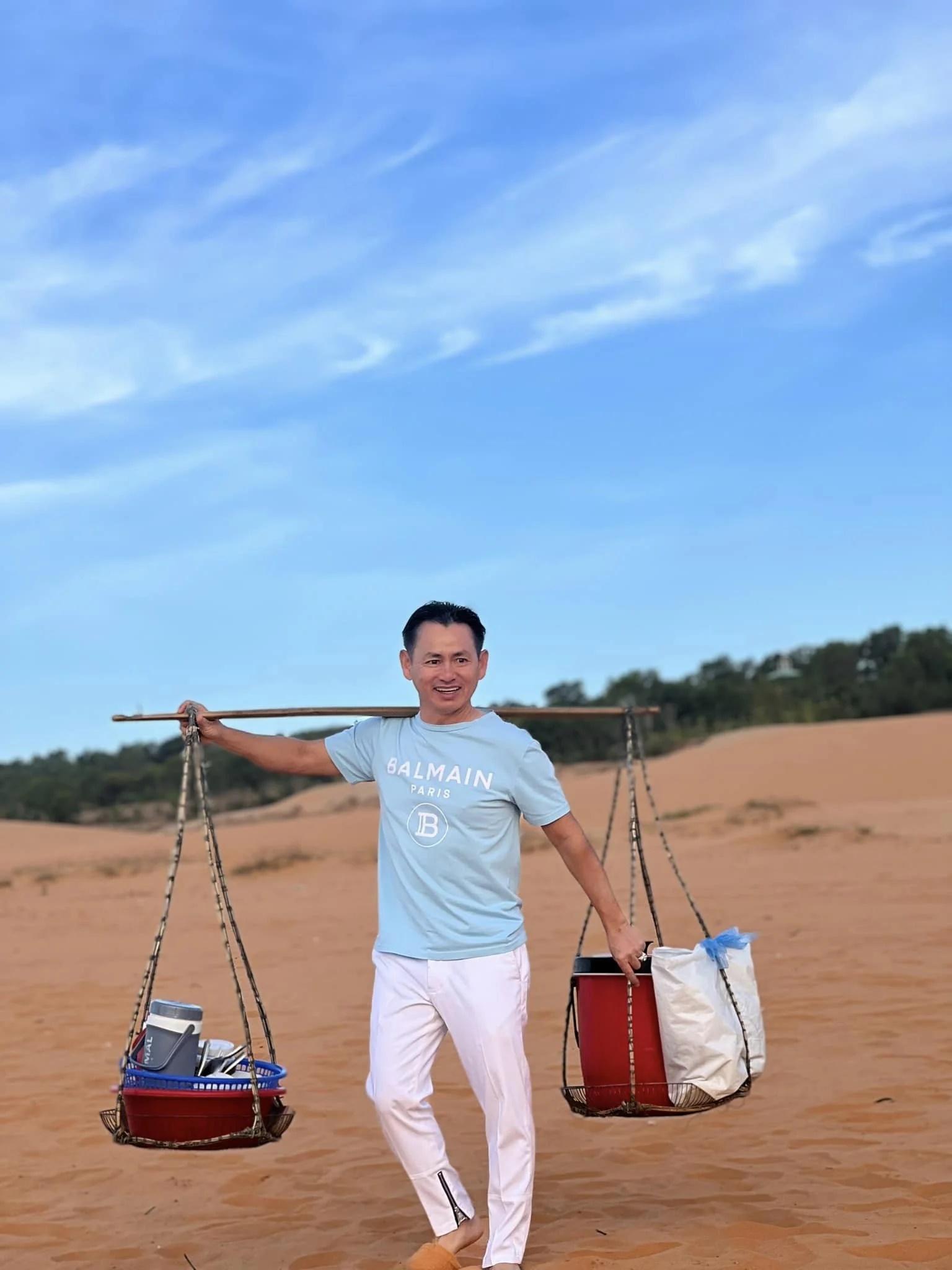 Triệu phú Johnny Đặng bị khách sạn hạng sang đuổi vì mang thứ nhiều người sợ - Hình 3