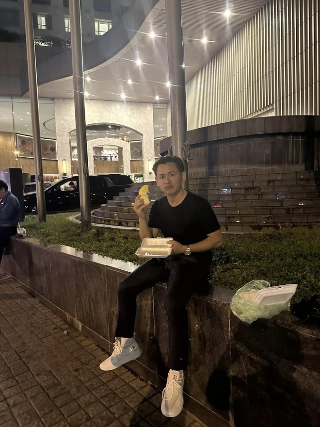Triệu phú Johnny Đặng bị khách sạn hạng sang đuổi vì mang thứ nhiều người sợ - Hình 4