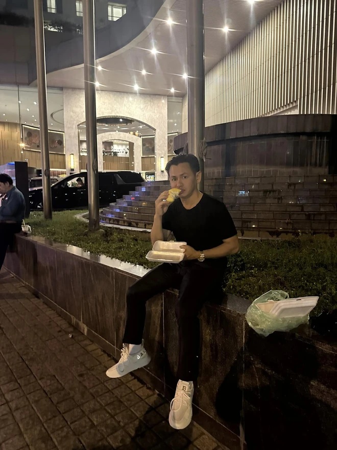 Triệu phú Johnny Đặng bị khách sạn hạng sang đuổi vì mang thứ nhiều người sợ - Hình 5
