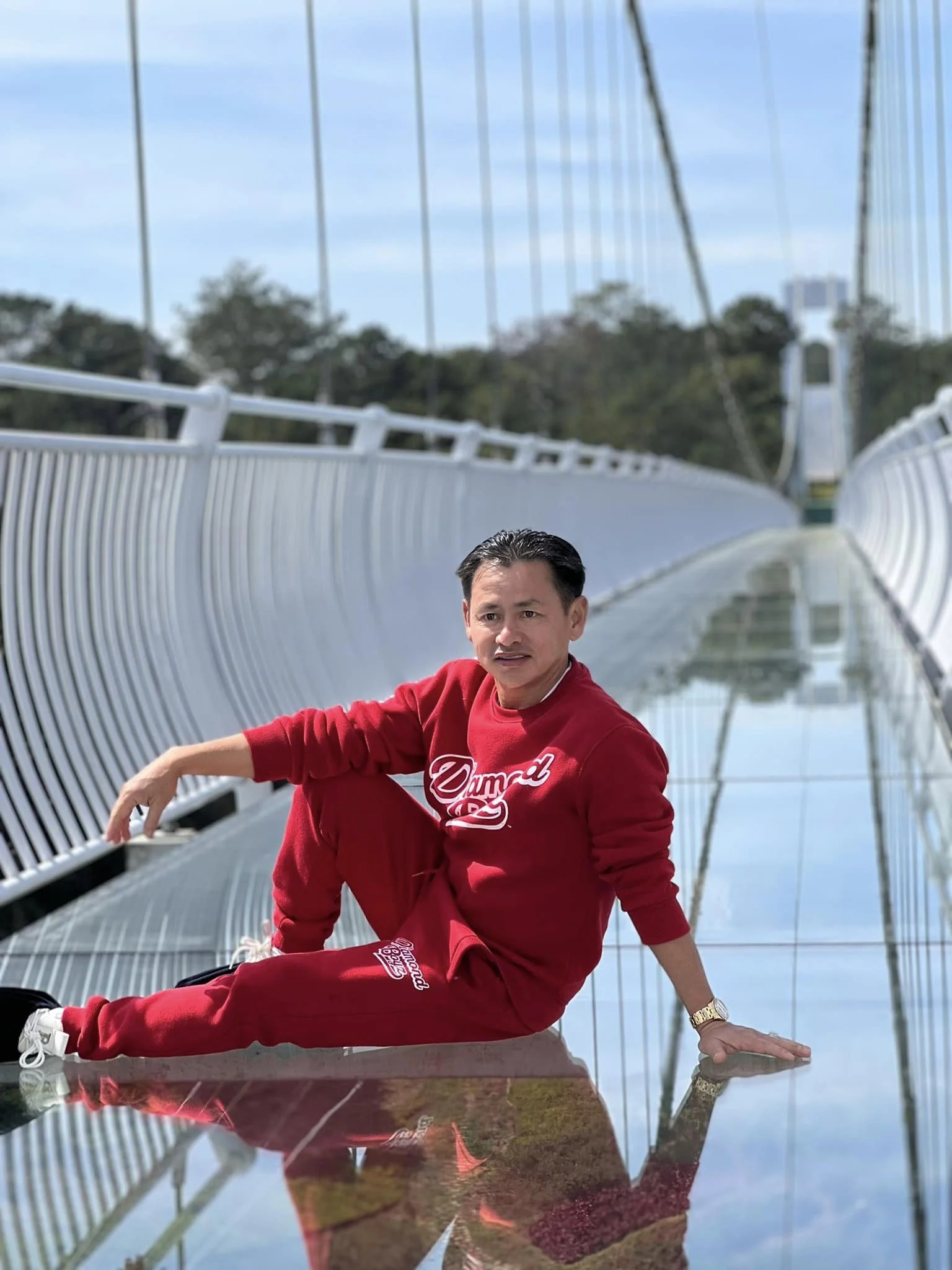 Triệu phú Johnny Đặng bị khách sạn hạng sang đuổi vì mang thứ nhiều người sợ - Hình 2