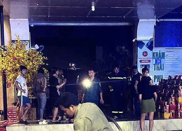 TPHCM: Tiệm tóc cháy dữ dội lúc nửa đêm, 5 người leo qua nhà hàng xóm thoát nạn - Hình 6