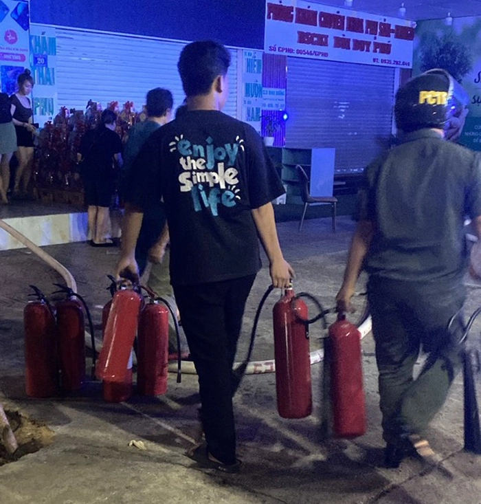 TPHCM: Tiệm tóc cháy dữ dội lúc nửa đêm, 5 người leo qua nhà hàng xóm thoát nạn - Hình 7