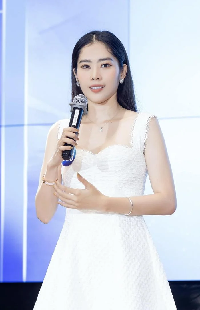 Nam Em nhận quá khứ cặp nhiều đại gia, giờ cật lực chạy show trả mẹ nuôi 4 tỷ - Hình 1