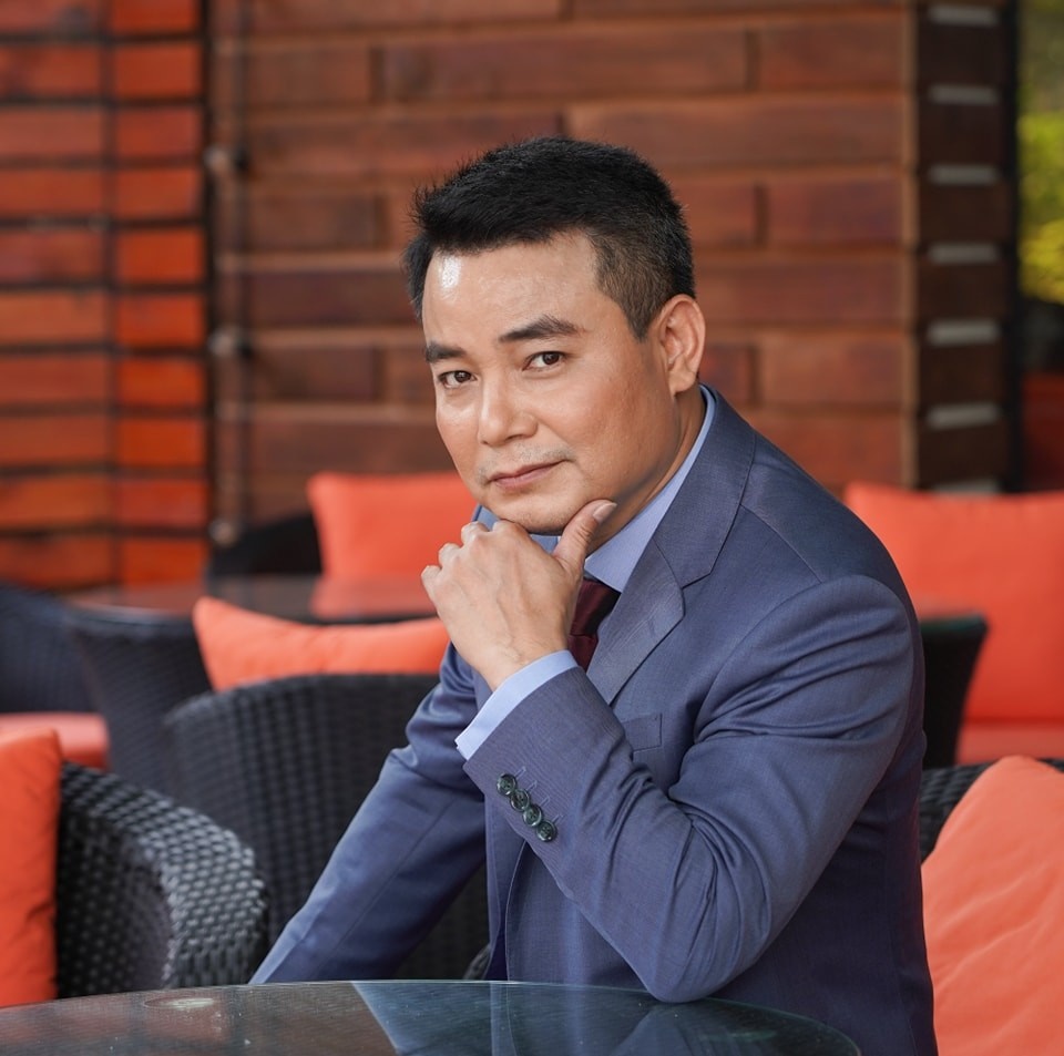 Trịnh Mai Nguyên: Từ ông trùm đến bố quốc dân, đời thực ấm êm bên vợ ngoài ngành - Hình 1