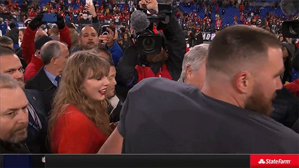 Clip 4,7 triệu view: Taylor Swift khoá môi bạn trai giữa sóng live mừng chiến thắng lịch sử mở đường đến Super Bowl, xoá bỏ lời nguyền tình ái - Hình 4
