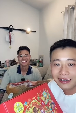 Quang Linh Vlog được quý nhân giúp dọn sạch kho hàng, tuyên bố đổi luôn chị gái - Hình 5