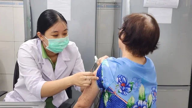 TP.HCM ráo riết kiểm soát COVID-19, vì sự xuất hiện của biến thể JN.1 - Hình 2