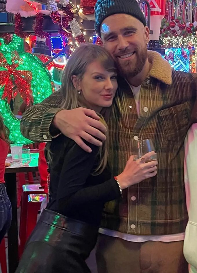 Taylor Swift ăn diện táo bạo, dính như sam với bạn trai trong đêm giao thừa - Hình 2