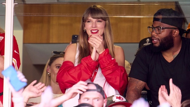 Taylor Swift ăn diện táo bạo, dính như sam với bạn trai trong đêm giao thừa - Hình 4