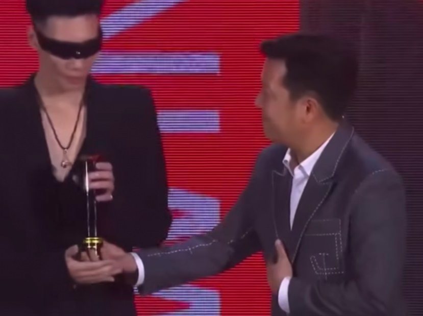 MCK gây phẫn nộ khi khoe vứt cúp trên thùng rác nhà vệ sinh sau khi nhận giải - Hình 5