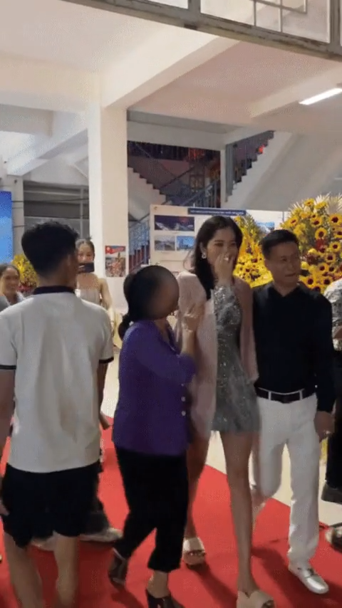 Nam Em vẫn chưa hết kiếp nạn, bị CĐM soi xét khi có thái độ phớt lờ fan lớn tuổi - Hình 1