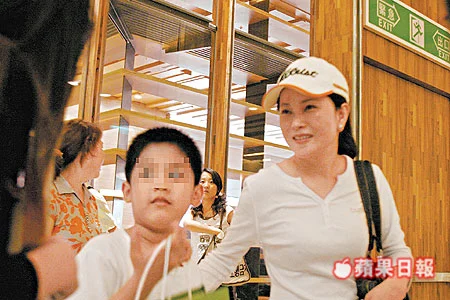 Khâu Vũ Đình: Tiêu tan sự nghiệp vì 1 tin đồn, U70 vẫn được đàn ông theo đuổi - Hình 8