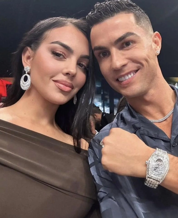 Ronaldo lộ khoảnh khắc tình bể bình bên bạn gái, lập thành tích chưa ai làm được - Hình 3