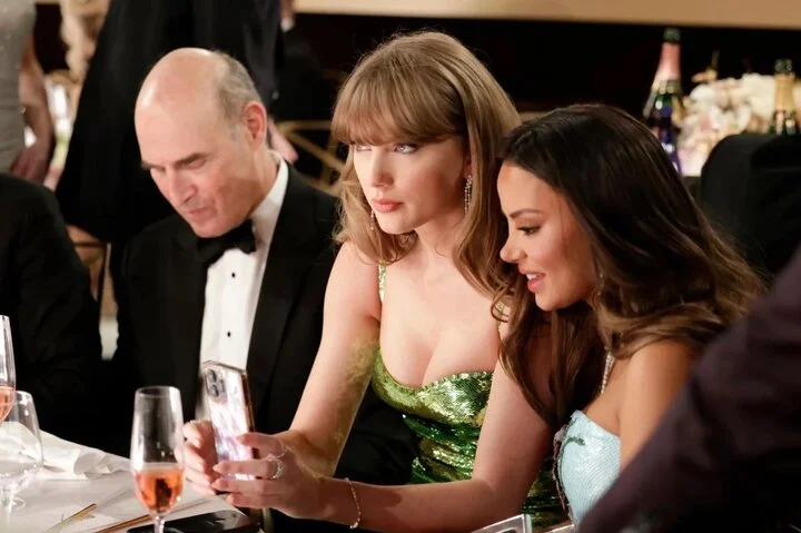Taylor Swift khó chịu khi bị MC QCV đá đểu, Emma Stone liền đáp trả hộ cực gắt - Hình 2