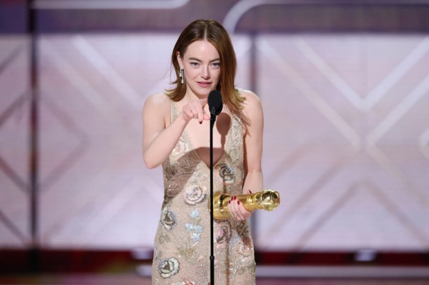 Taylor Swift khó chịu khi bị MC QCV đá đểu, Emma Stone liền đáp trả hộ cực gắt - Hình 5