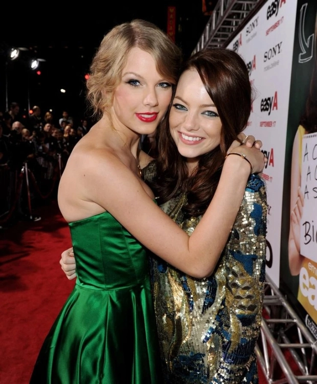 Taylor Swift khó chịu khi bị MC QCV đá đểu, Emma Stone liền đáp trả hộ cực gắt - Hình 6