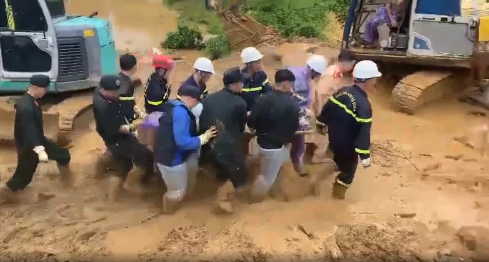 Thanh niên ra đi khi livestream sạt lở Hà Giang: sống hiền lành, hàng xóm quý! - Hình 1