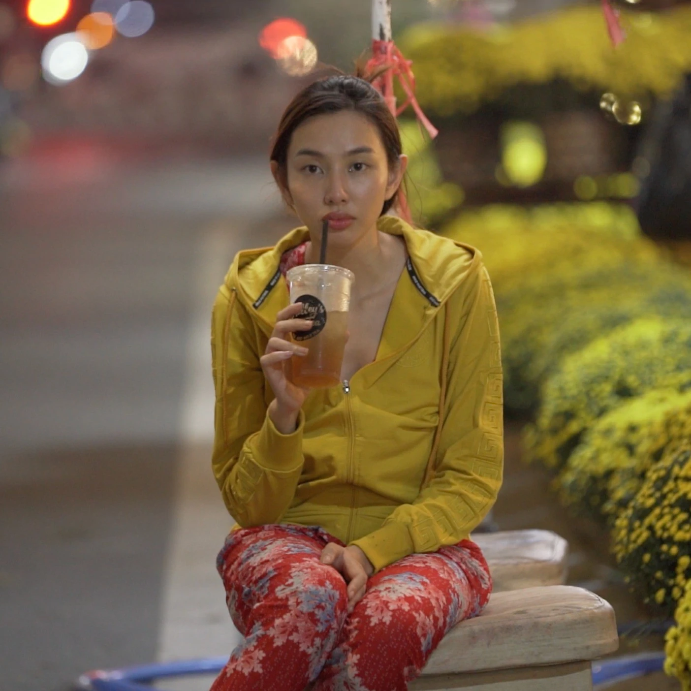 Thùy Tiên bất ngờ có em trai song sinh, tá hỏa cảnh tắm suối làm CĐM bật ngửa - Hình 2