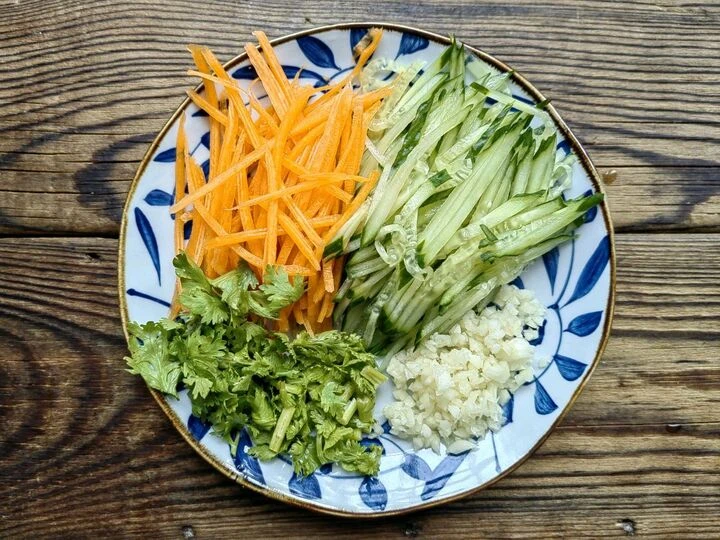 Cách làm váng đậu trộn rau củ đơn giản - Hình 2