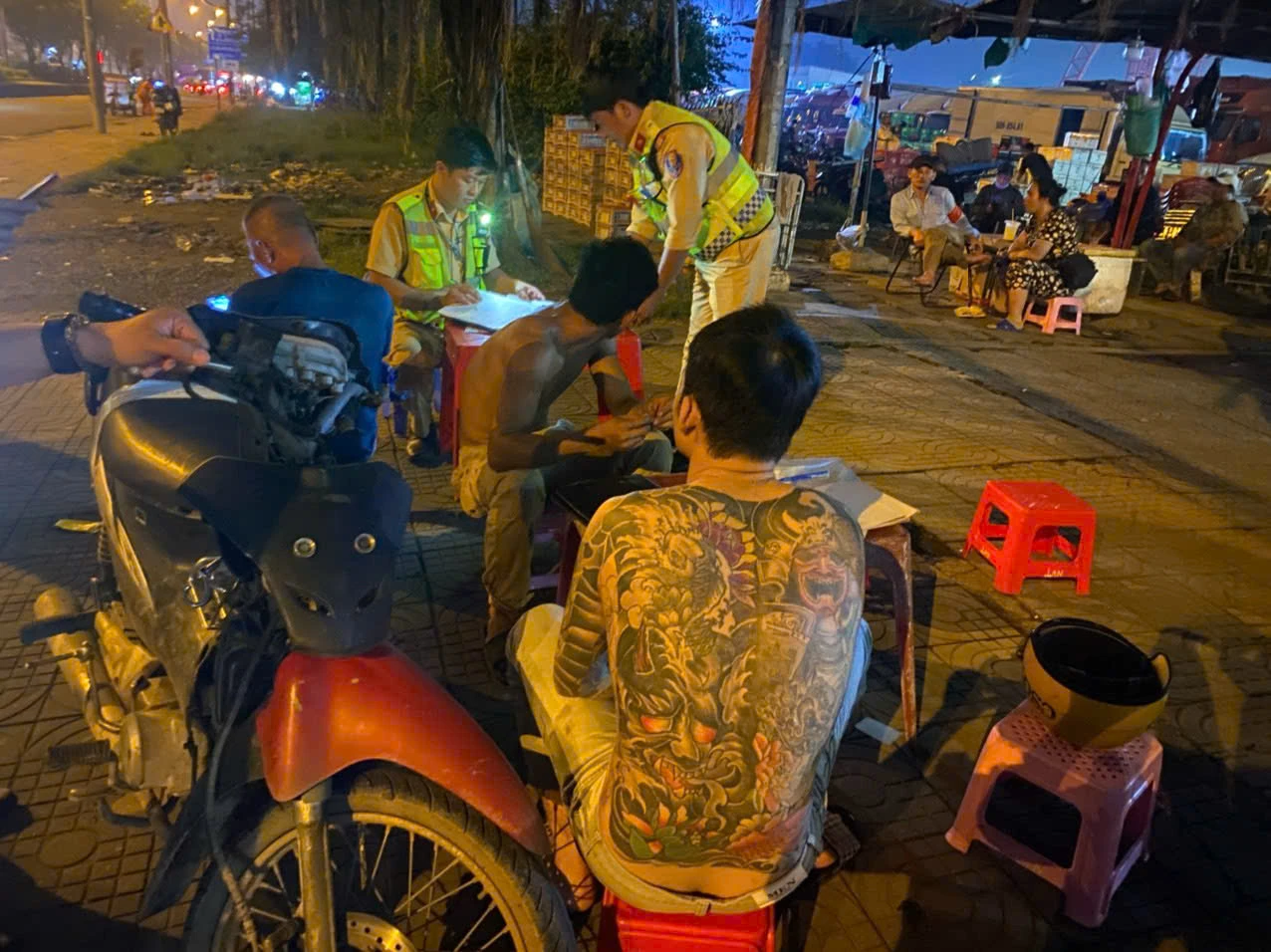 CSGT TP.HCM tổng kiểm tra tài xế qua trạm thu phí An Sương - Hình 6