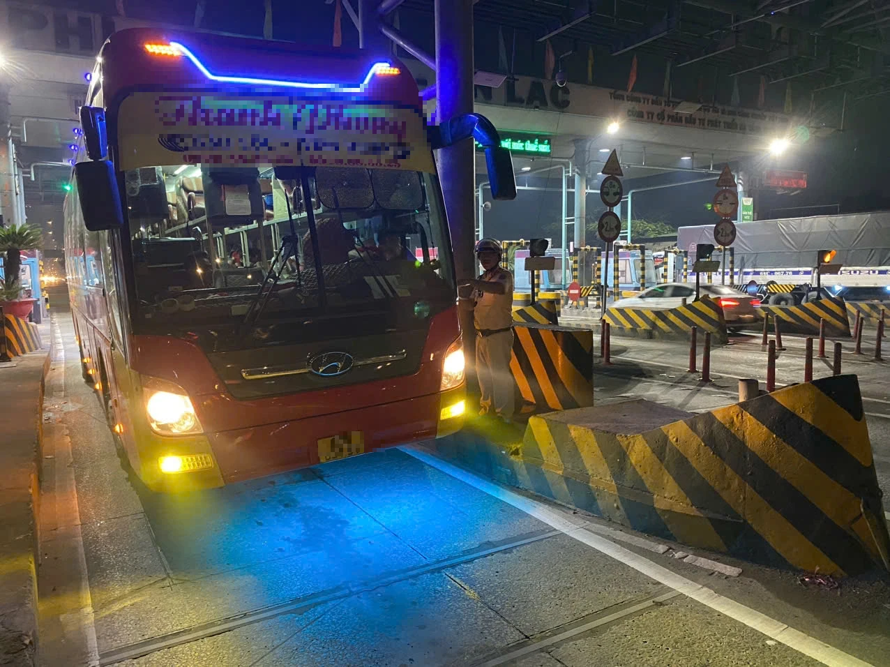 CSGT TP.HCM tổng kiểm tra tài xế qua trạm thu phí An Sương - Hình 2