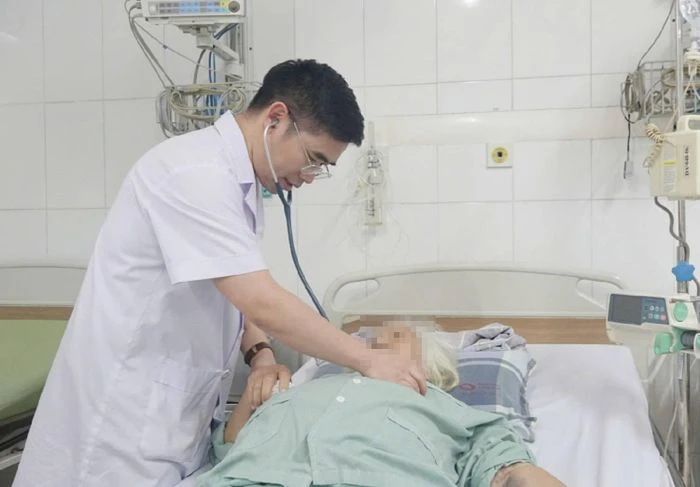Cứu cụ bà 86 tuổi bị nhồi máu cơ tim cấp - Hình 2