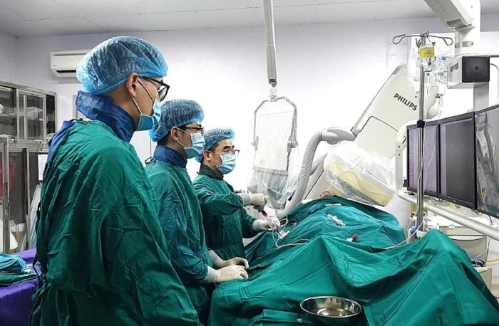 Cứu cụ bà 86 tuổi bị nhồi máu cơ tim cấp - Hình 1