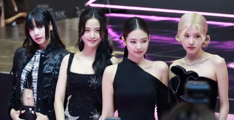 Jennie transformed after 2NE1 concert, see-through dress is not as impressive as this item! - Photo 8