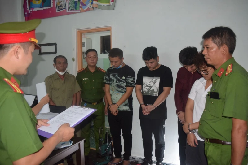 Khởi tố nhiều vụ làm giả con dấu, giấy tờ, tài liệu của cơ quan tổ chức - Hình 1