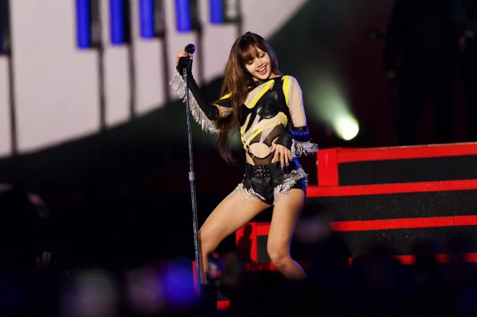 Lisa (BLACKPINK) cao tay dằn mặt fan toàn cầu trước danh xưng nữ hoàng hát nhép - Hình 2