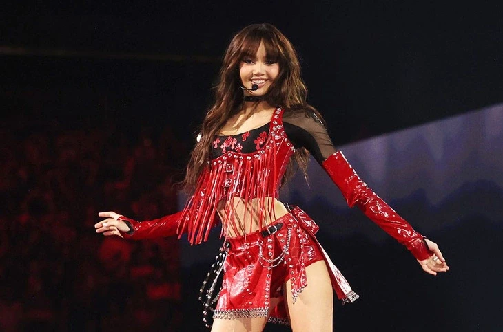 Lisa (BLACKPINK) cao tay dằn mặt fan toàn cầu trước danh xưng nữ hoàng hát nhép - Hình 1